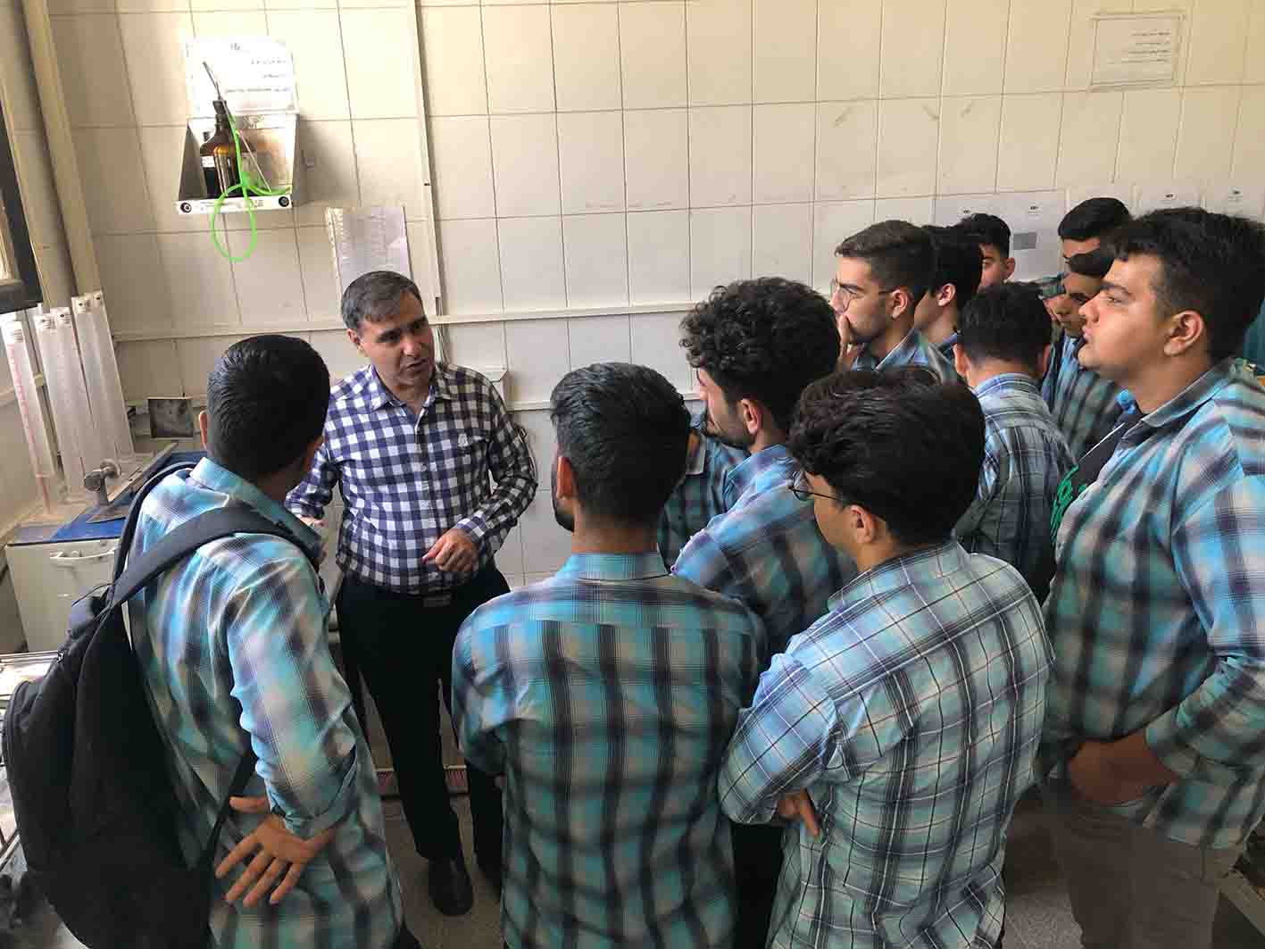 بازدید هنرجویان هنرستان فنی نعیم آباد از آزمایشگاه یزد